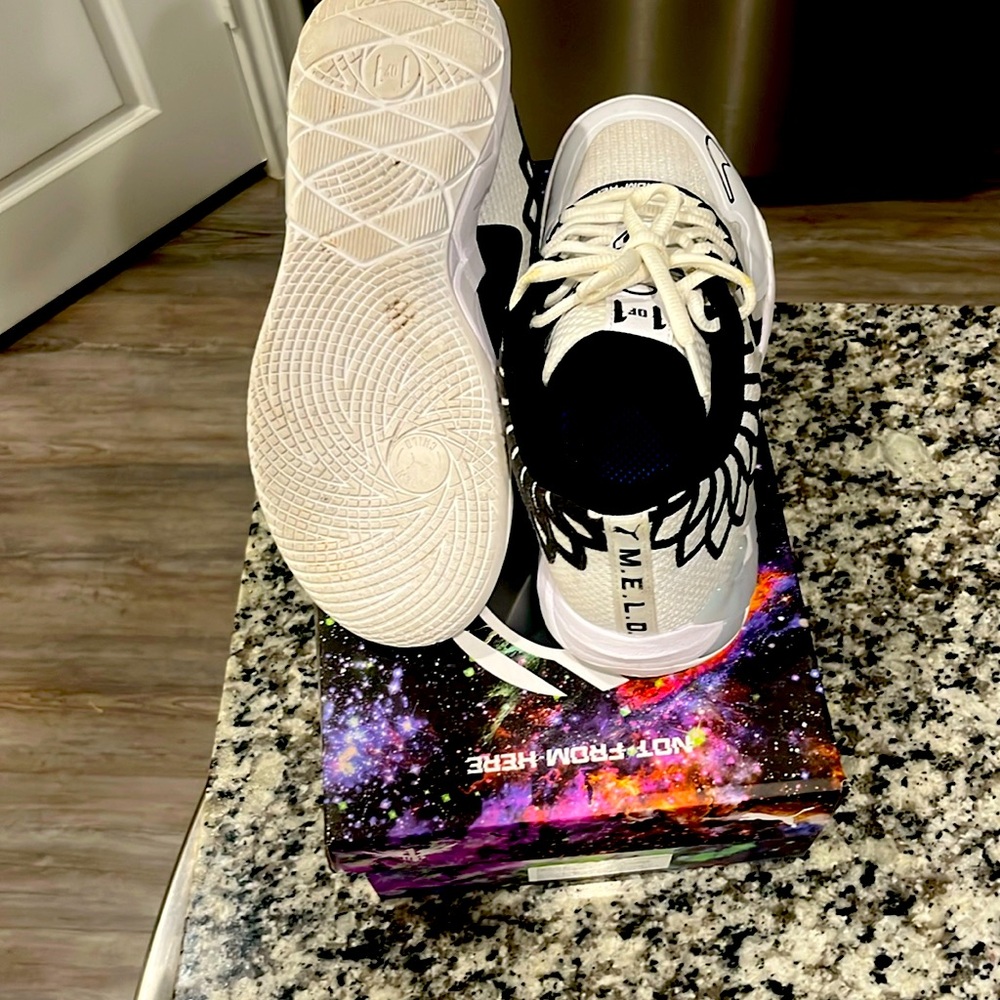 Im selling lemelo basketball shoes white and black colorway size  8